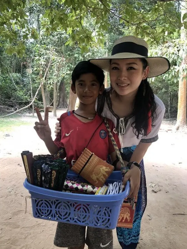 kisah bocah penjual souvenir bisa 10 bahasa (foto: Facebook Venus Gwc)