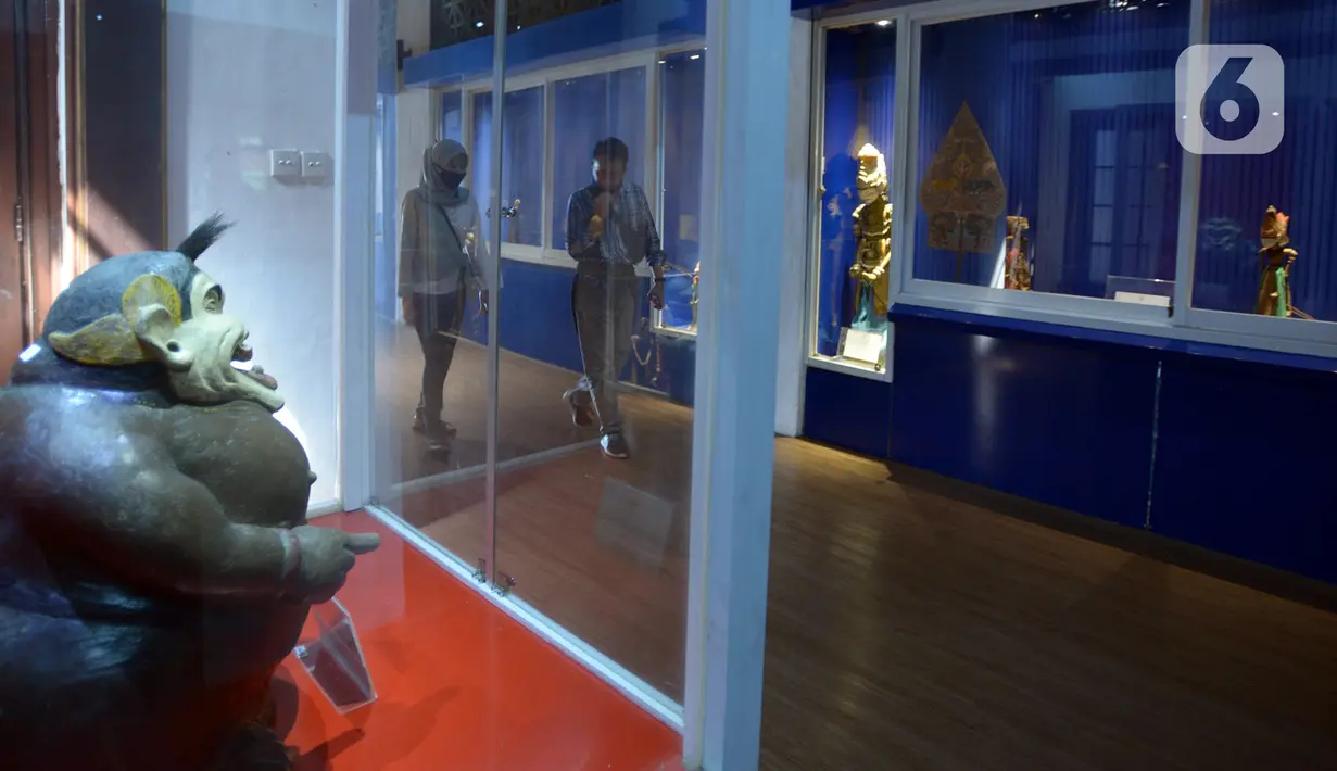 Para pengunjung berjalan di Museum Wayang, Jakarta, Sabtu (13/6/2020). Museum yang berada di kawasan Kota Tua Jakarta tersebut mulai kembali dibuka saat pemberlakukan masa transisi PSBB dengan protokol kesehatan. (merdeka.com/Imam Buhori)