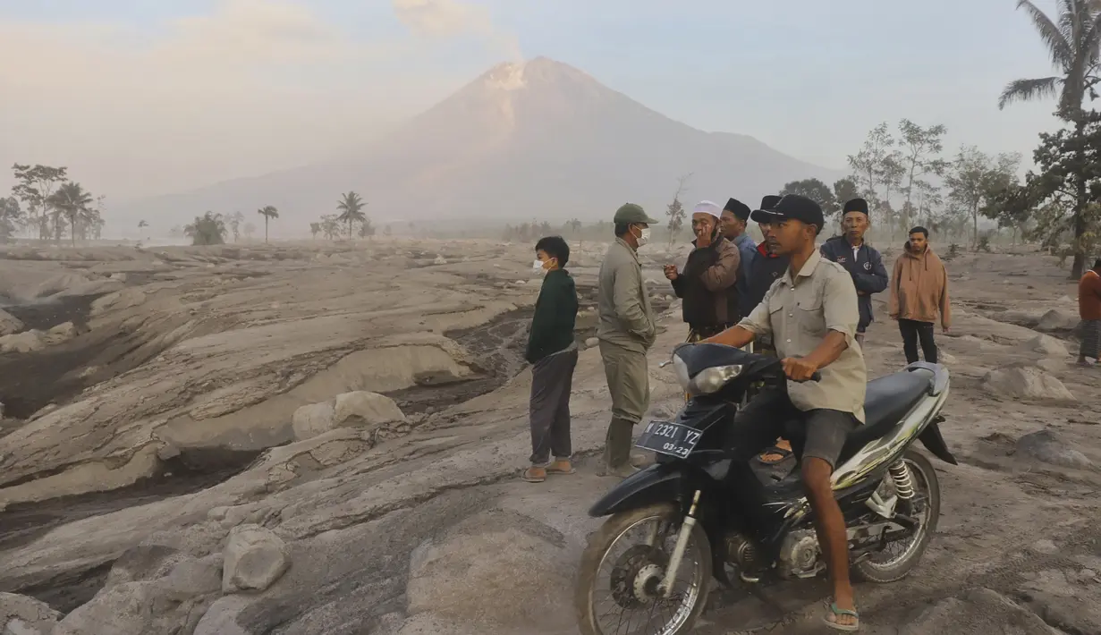 Penduduk desa memeriksa daerah yang terkena dampak letusan Gunung Semeru di desa Kajar Kuning di Lumajang, Jawa Timur, Indonesia, Senin, 5 Desember 2022. Gunung berapi tertinggi di Indonesia pada hari ini Senin (5/12/2022), masih mengeluarkan awan panas guguran dengan amplitudo 25 mm dan lama gempa 386 detik. (AP Photo/Imanuel Yoga)