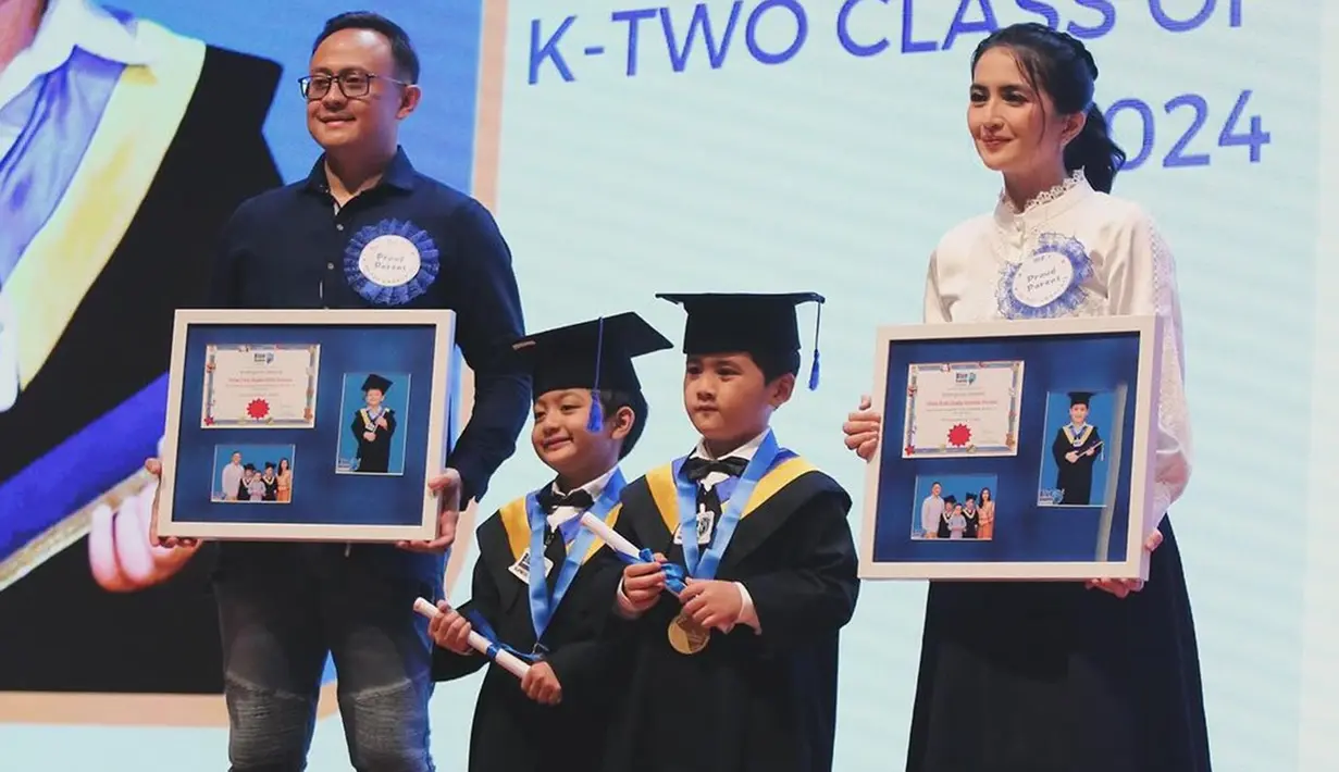 Kadek Devi yang dulu dijuluki sebagai ratu FTV sudah jarang tampil di layar kaca sejak dinikahi seorang Perwira Polisi bernama Dewa Yoga. Dari pernikahan tersebut, Kadek dikaruniai dua anak laki-laki kembar yang kini sudah lulus TK. Momen wisuda itu diunggah lewat Instagram sang suami. (Liputan6.com/IG/@dewayoga_07)