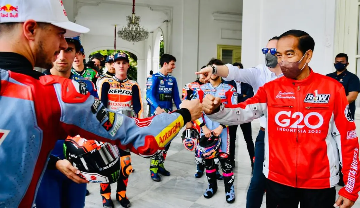 Presiden Joko Widodo atau Jokowi menyambut kedatangan para pembalap MotoGP di Istana Merdeka, Jakarta, Rabu (16/3/2022). Para pembalap datang dengan memakai setelah baju khusus balap motor yang akan dipakai dalam Grand Prix Indonesia di Mandalika pada 20 Maret 2022. (Biro Pers/Setpres)