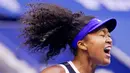 Petenis Jepang, Naomi Osaka, melakukan selebrasi usai menjuarai AS Terbuka di Arthur Ashe Stadium, New York, Minggu (13/9/2020). Naomi Osaka mengalahkan Victoria Azarenka 1-6, 6-3, dan 6-3. (AP Photo/Seth Wenig)