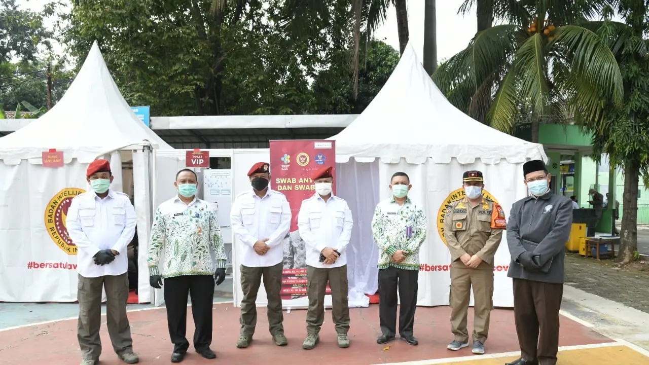Medical Intelijen Badan Intelijen Negara (BIN) menggelar tracking (pelacakan) penyebaran Covid-19 di SMP-SMA Al Azhar 2 Pejaten, Pasar Minggu. (Istimewa)