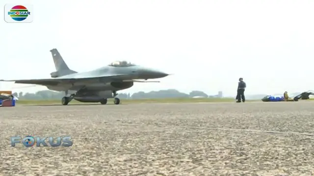 Para penerbang mempersiapkan diri dengan pesawat tempur milik TNI Angkatan Udara.