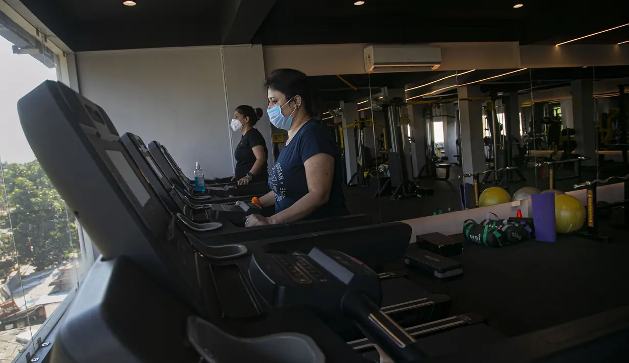 Sejumlah wanita India berolahraga di gym yang dibuka kembali setelah lockdown di Gauhati, India, Rabu, (5/8/2020). India memiliki jumlah virus coronavirus tertinggi ketiga di dunia setelah Amerika Serikat dan Brasil. (AP Photo/Anupam Nath)