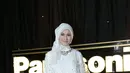 Ibu satu anak Alyssa Soebandono tampil cantik dengan mengenakan busana muslim karya Shafira Muslim. Dengan berhias manik-manik. (Galih W. Satria/Bintang.com)