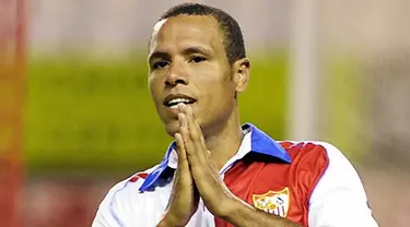 Gestur dari striker Sevilla, Luis Fabiano ketika berhadapan dengan Seongnam dalam kancah Peace Cup di Estadio Sanchez Pizjuan, Seville, 26 Juli 2009. AFP PHOTO/CRISTINA QUICLER