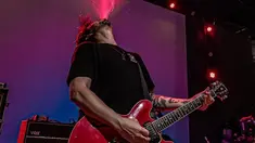 Baru-baru ini, Vincent Rompies kembali mengguncang dunia maya lewat aksi panggungnya. Sebelumnya, diketahui bahwa Vincent juga merupakan seorang musikus. (Instagram/vincentrompies)