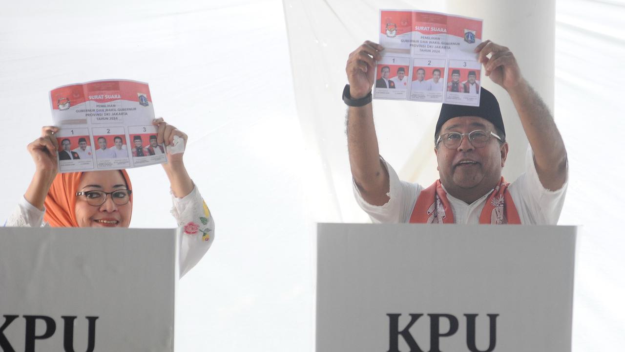 Rano Karno nyoblos di TPS 65 Lebak Bulus saat Pilkada Jakarta 2024
