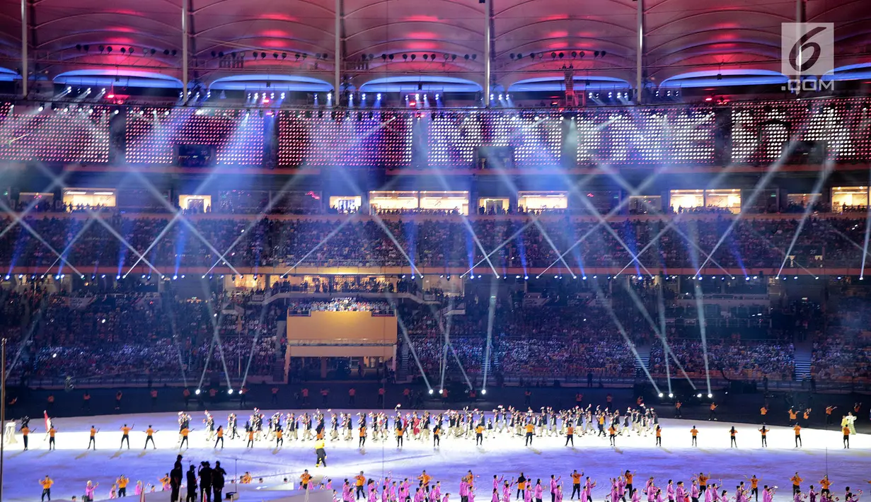 Tulisan Indonesia menghiasi Stadion Bukit Jalil ketika kontingen Indonesia tampil pada parade atlet pembukaan SEA Games 2017 di Kuala Lumpur, Malaysia, Sabtu (19/8). (Liputan6.com/Faizal Fanani)