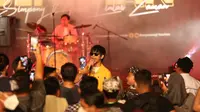 Konser Simpony Musik Lintas Zaman (SENIMAN) di Banyuwangi yang digelar Minggu (28/3/2022) malam berlangsung meriah. Seniman musik antar zaman, mulai Rita Effendi, Dedy Dhukun, Almafina hingga D'Masiv. (Liputan6.com/ ist)