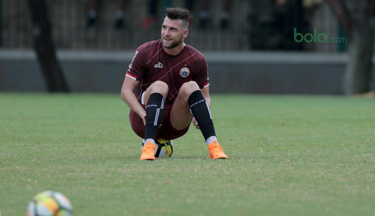 Gaya Marko Simic menanti giliran menendang saat latihan jelang melawan Tampines Rovers Piala AFC 2018 di Lapangan ABC, Senayan, Jakarta (27/2/2018). Marko Simic menjadi menjadi salah satu andalan Persija musim 2018. (Bola.com/Nick Hanoatubun)