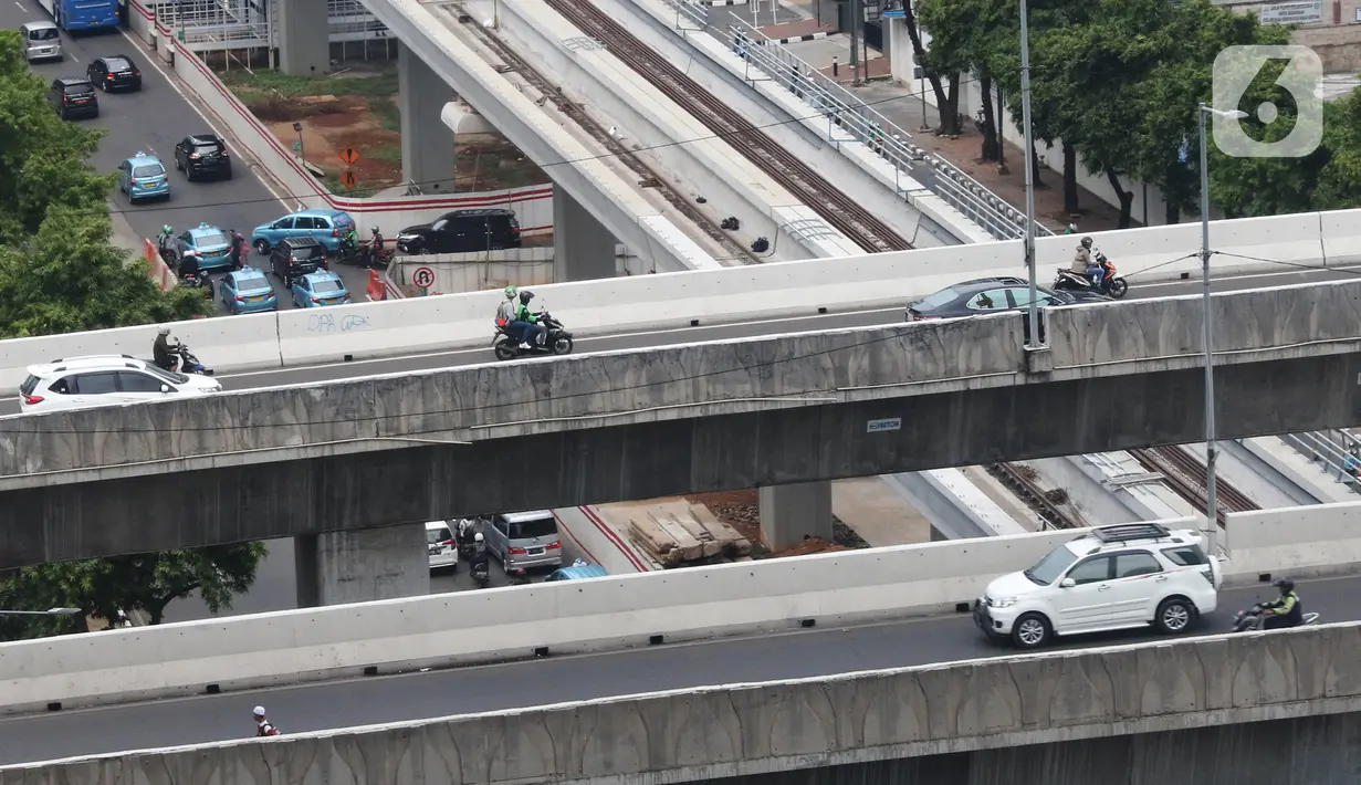 Sejumlah sepeda motor nekat melintasi jalan layang non tol (JLNT) Casablanca, Jakarta, Selasa (10/12/2019). Meskipun Sudah dilarang namun masih banyak para pengendara sepedah motor nekat memasuki jalur tersebut. (Liputan6.com/Angga Yuniar)