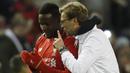 Pelatih Liverpool, Juergen Klopp, berdiskusi santai dengan penyerangnya, Divock Origi, usai menaklukan MU pada laga Liga Europa. Kedekatan dengan pemain menjadi nilai plus bagi pelatih asal Jerman itu. (Reuters/Phil Noble)