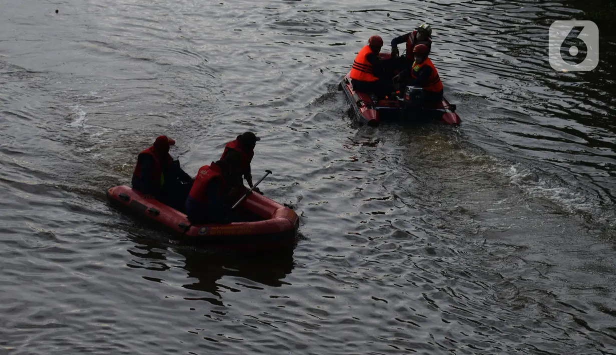 Petugas SAR gabungan Pemadam, Tagana, melakukan pencarian anak yang tenggelam di Sungai Ciliwung Kanal Banjir Barat (KBB), Tomang, Jakarta, Rabu (24/11/2020). Seorang anak dikabarkan tenggelam pada siang menjelang sore tadi di kawasan tersebut. (merdeka.com/Imam Buhori)