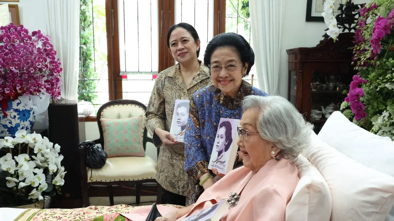Megawati Soekarnoputri dan Puan Maharani menghadiri syukuran HUT ke-100 Meriyati Roeslani, istri mantan Kapolri Jenderal (Purn) Hoegeng Iman Santoso, Senin (23/6/2025).