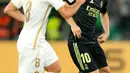 Pemain Elche Raul Guti (kiri) berebut bola dengan pemain Real Madrid Luka Modric pada pertandingan sepak bola La Liga Spanyol di Stadion Martinez Valero, Elche, Spanyol, 19 Oktober 2022. Real Madrid mengalahkan Elche dengan skor 3-0. (AP Photo/Alberto Saiz)