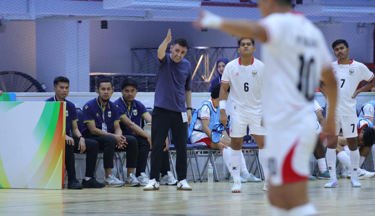 Pelatih Timnas Futsal Indonesia, Hector Souto memberikan instruksi saat timnya berhadapan dengan Malaysia di Piala AFF Futsal 2026 yang bertempat di Nonthaburi Sports Complex Gymnasium, Thailand, Selasa (7/4/2026). (Dok. FFI)