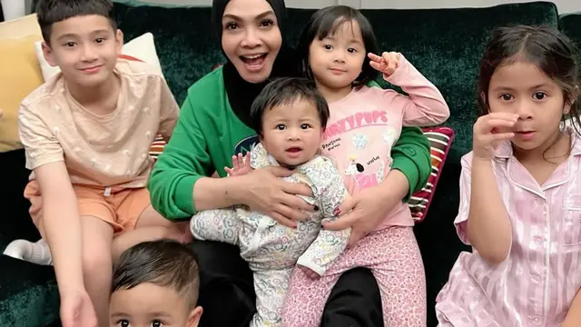 Potret Rieta Amilia dan Cucu-Cucunya (credit: https://www.instagram.com/rieta_amilia/)