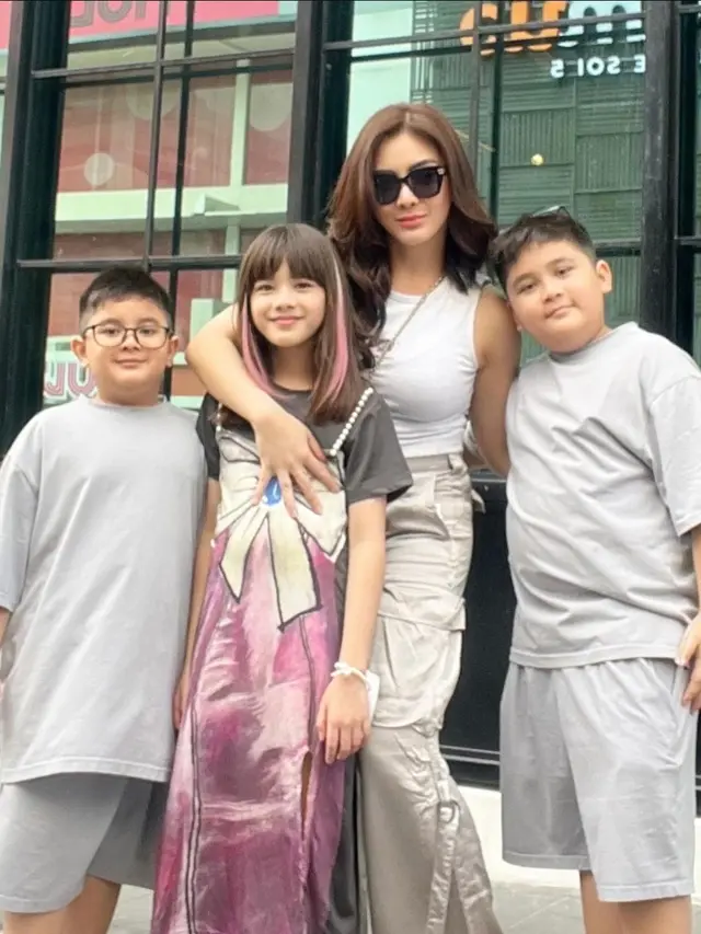 Dhena Devanka dan Anak