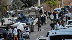 Polisi khusus Turki berada di lokasi serangan bom di Diyarbakir, Turki bagian tenggara, Kamis (31/3). Ledakan terjadi akibat serangan bom mobil yang diarahkan kepada mobil minibus yang tengah membawa pasukan khusus kepolisian Turki. (Ilyas AKENGIN/AFP)