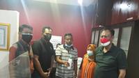 Tim gabungan Polda Jateng dan Polda Jatim bersama tersangka menunjukan barang bukti narkoba. (Foto: Liputan6.com/Dirresnarkoba Polda Jateng)