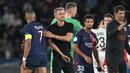 Pemain Paris Saint-Germain, Kylian Mbappe (kiri) bersalaman dengan pelatih Luis Enrique (kedua kiri) setelah kalah dari Nice pada laga lanjutan Ligue 1 2023/2024 di Parc des Princes, Paris, Prancis, Sabtu (16/09/2023). (AP Photo/Michel Euler)
