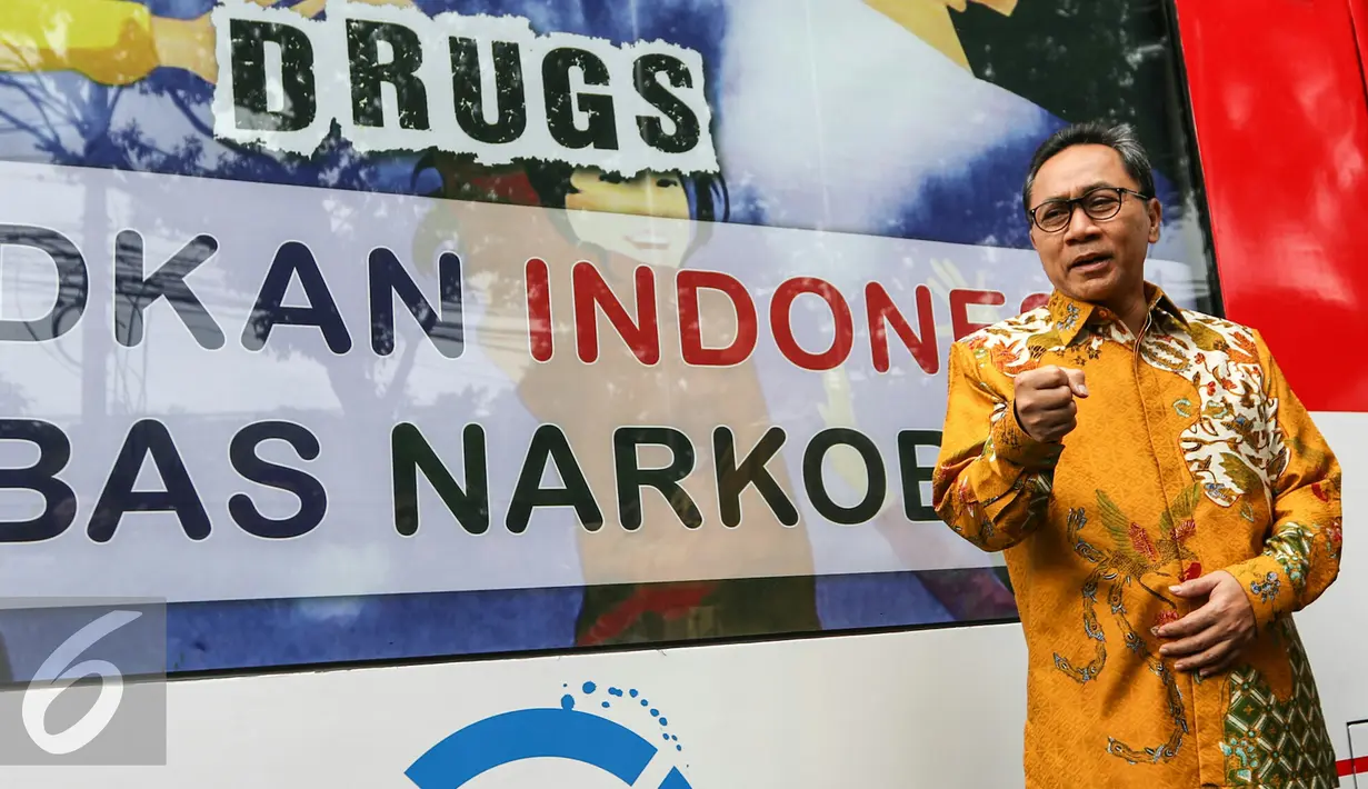 Ketua MPR Zulkifli Hasan berpose saat menggunjungi kantor Badan Narkotika Nasional (BNN) di Cawang, Jakarta, Jumat (4/3/2016). Kunjungan Zulkifli dalam rangka memberi dukungan agar BNN lebih maksimal dalam memberantas narkoba. (Liputan6.com/Yoppy Renato)