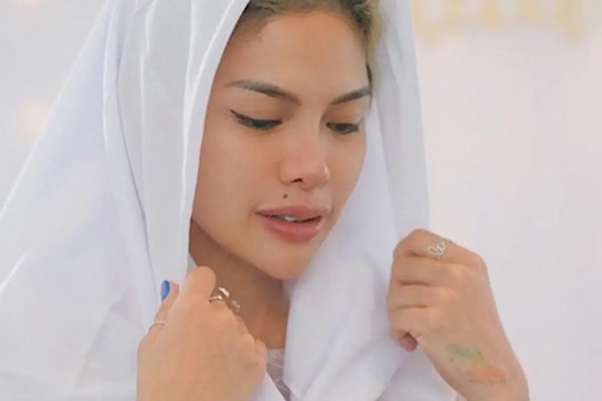 Agar Cepat Nikah, Ini 6 Momen Nikita Mirzani Hapus Tato di Tangan