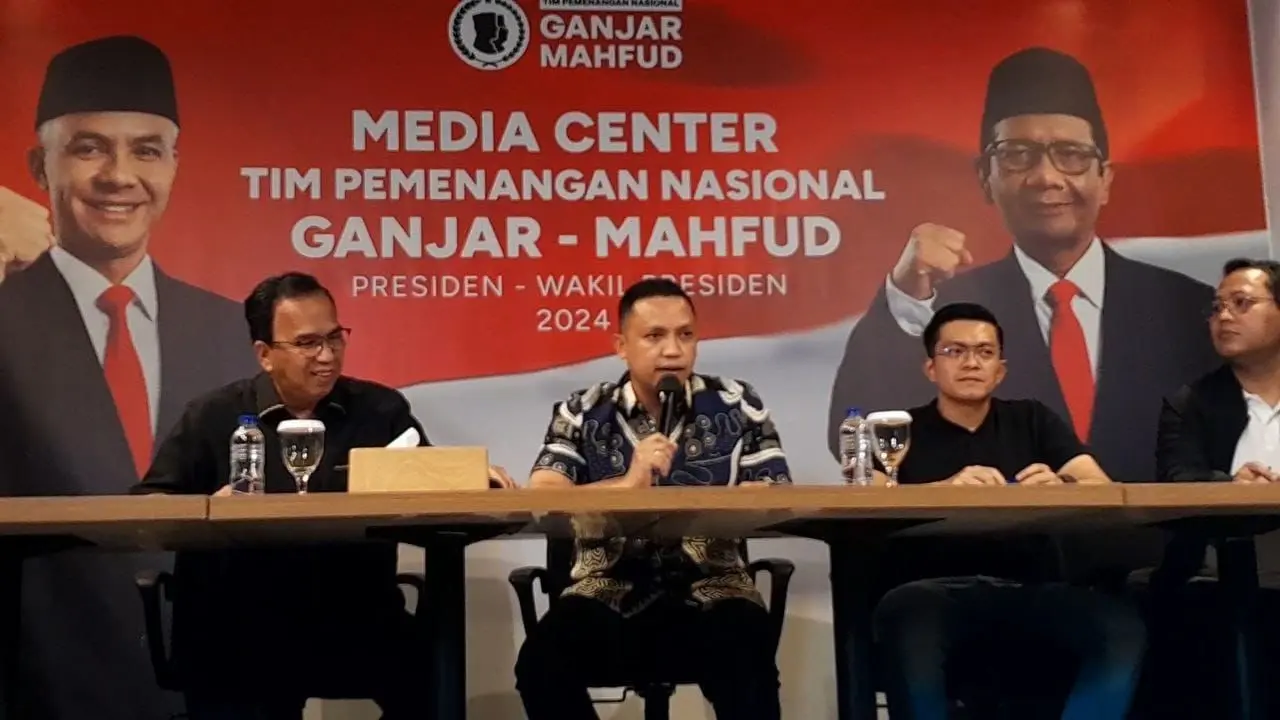 Direktur Penegakan Hukum dan Advokasi Tim Hukum TPN Ganjar-Mahfud, Ifdhal Kasim  (kiri) dalam jumpa pers soal Aiman Witjaksono, Jumat (17/11/2023).