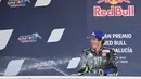 Pembalap Monster Energy Yamaha Valentino Rossi merayakan di podium setelah balapan Grand Prix Andalucia di Jerez de la Frontera pada 26 Juli 2020. Kali terakhir Rossi naik podium menempati podium ketiga pada seri kedua MotoGP 2020 yang digelar di Sirkuit Jerez, Spanyol. (AFP/Javier Soriano)