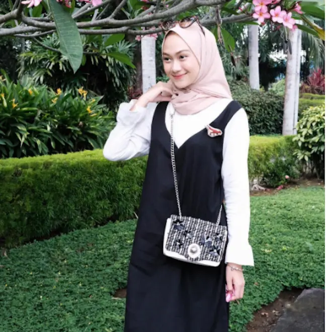 Mix and match busana putih untuk cewek hijab. (indahnadapuspita/instagram)