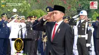 Wakil Presiden RI Gibran Rakabumi Raka saat memimpin Upacara Ziarah Nasional dalam rangka Peringatan Hari Pahlawan Tahun 2024 di TMPN Kalibata, Jakarta, Minggu (10/11/2023).