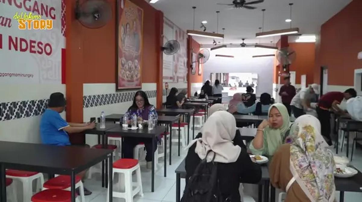 9 Potret Warung Makan Milik Nunung di Jakarta, Interior Sederhana dengan Fasad Menarik