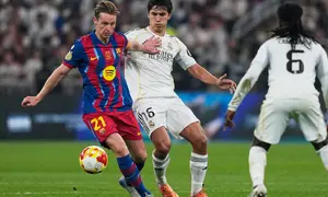 Pemain Barcelona Frenkie de Jong (kiri) berduel memperebutkan bola dengan pemain Real Madrid Gonzalo Garcia pada laga final Supercopa de Espana/Piala Super Spanyol antara Barcelona vs Real Madrid di Jeddah, Arab Saudi, Minggu, 11 Januari 2026. (AP Photo/Altaf Qadri)