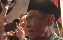 Curhat Penuh Semangat Pria 80 Tahun Depan Mahfud, Sejak Belum Sunat Sudah Gabung PDI