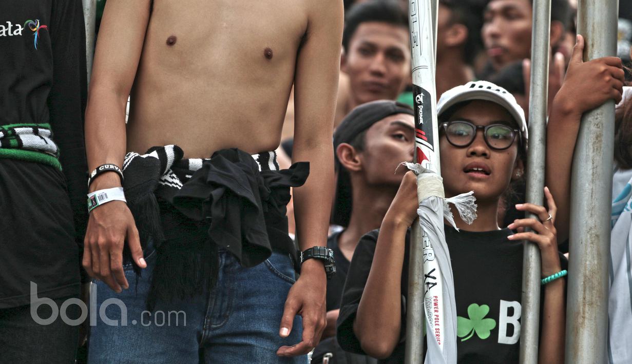 Suporter cantik PSS Sleman menyaksikan laga timnya dari balik pagar pembatas pada partai pembuka Piala Presiden 2017 di Stadion Maguwoharjo, Sleman, Sabtu (4/2/2017).  PSS Sleman tahan Imbang Persipura 0-0. (Bola.com/Nicklas Hanoatubun)