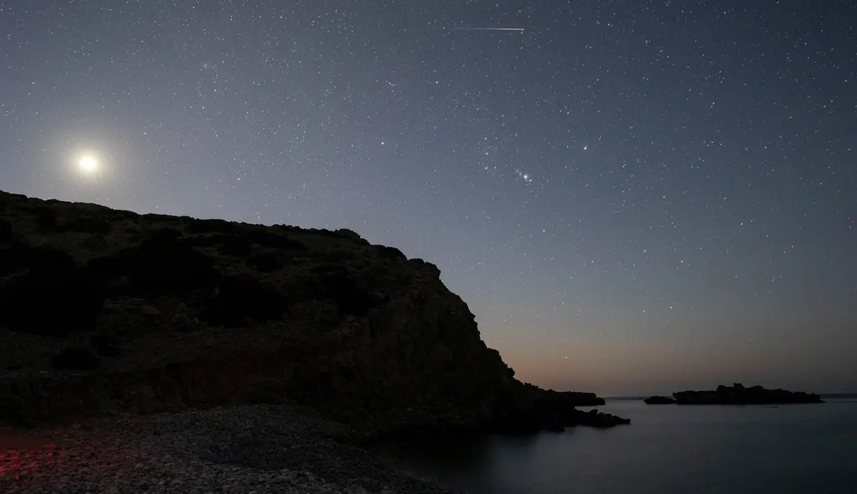 Puncak hujan meteor Perseid yang berlangsung pada 13 Agustus 2023 dapat dilihat dari berbagai penjuru langit mana pun. (AP Photo/Petros Giannakouris)