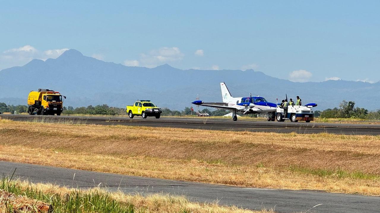 Pesawat Surveilance Piper PA-31 Navajo milik PT Vast Intra Avia mengalami kendala di Runway 03-21 Bandara Internasional Sultan Hasanuddin. (Istimewa)