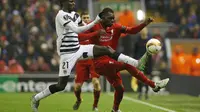 Striker Liverpool Christian Benteke berebut bola dengan pemain Bordeaux Cedric Yambere (Reuters)