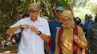 Menteri Pariwisata dan Ekonomi Kreatif Sandiaga Salahudin Uno (Kanan) berdiskusi dengan Bupati Banyuwangi Ipuk Fiestiandani (Kiri) di kawasan pantai G-Land Banyuwangi. (Istimewa)