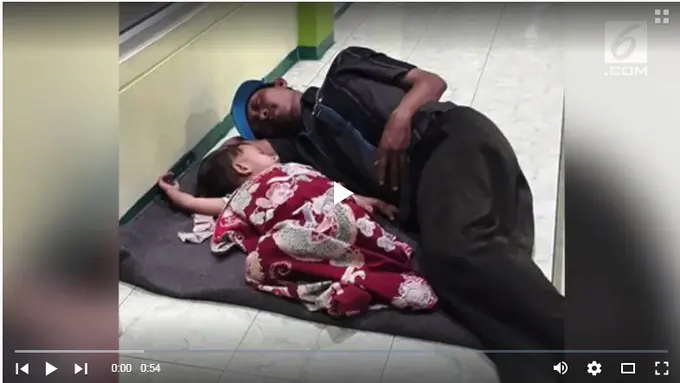 Haru, Tukang Bakso Ini Jualan Sambil Bawa Anaknya