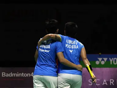 Pebulu tangkis ganda putri Indonesia, Apriyani Rahayu/Siti Fadia Silva Ramadhanti usai bertanding melawan Pearly Tan/ Thinaah Muralitharan (Malaysia) pada Semifinal Indonesia Masters 2022 di Istora Senayan, Jakarta, Sabtu (11/6/2022). Apriyani/Siti Fadia unggul dan melaju ke Final Indonesia Masters 2022. (Liputan6.com/Helmi Fithriansyah)