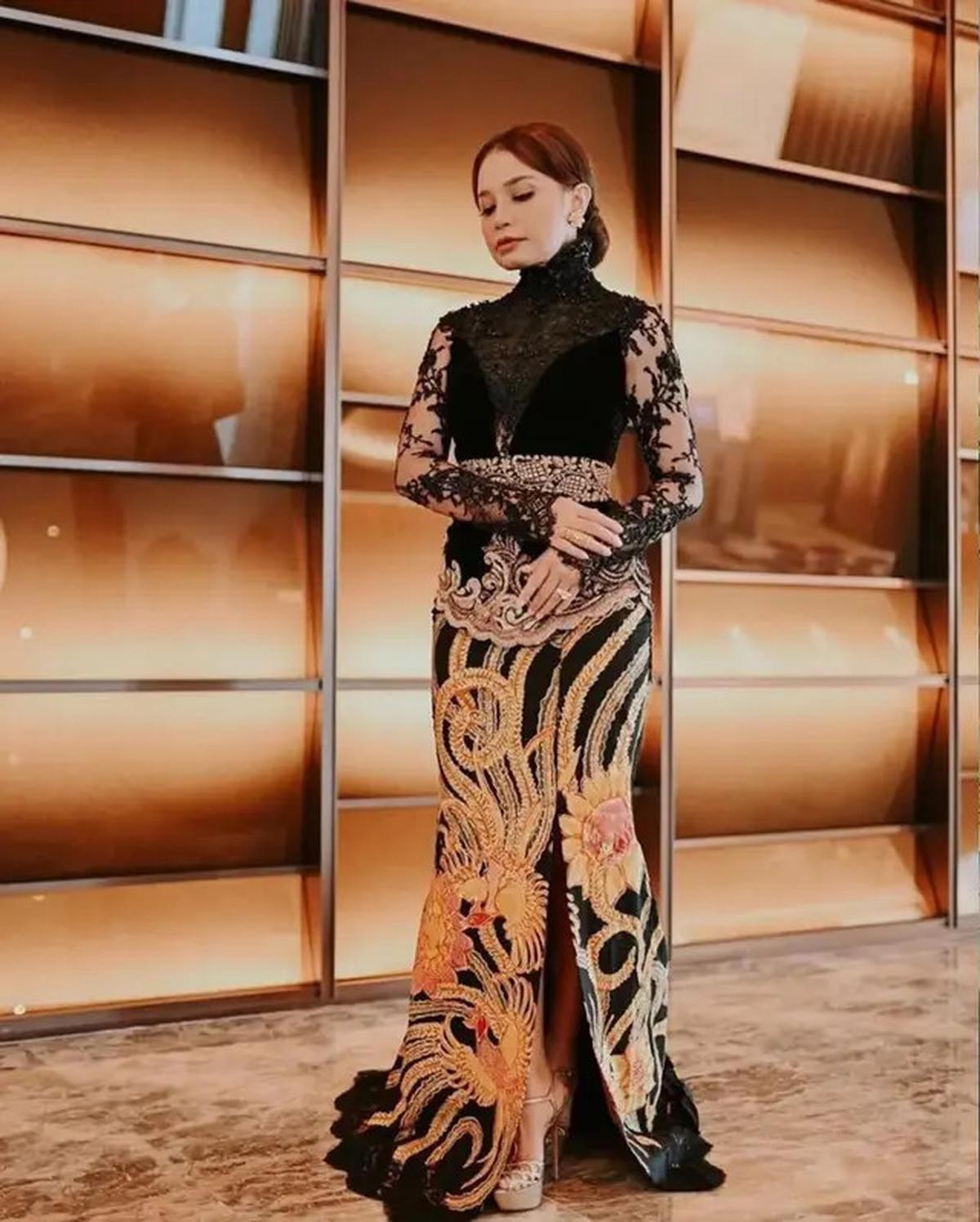 Foto-Foto Kebaya ala Rossa, Anggun Bawakan Budaya Indonesia