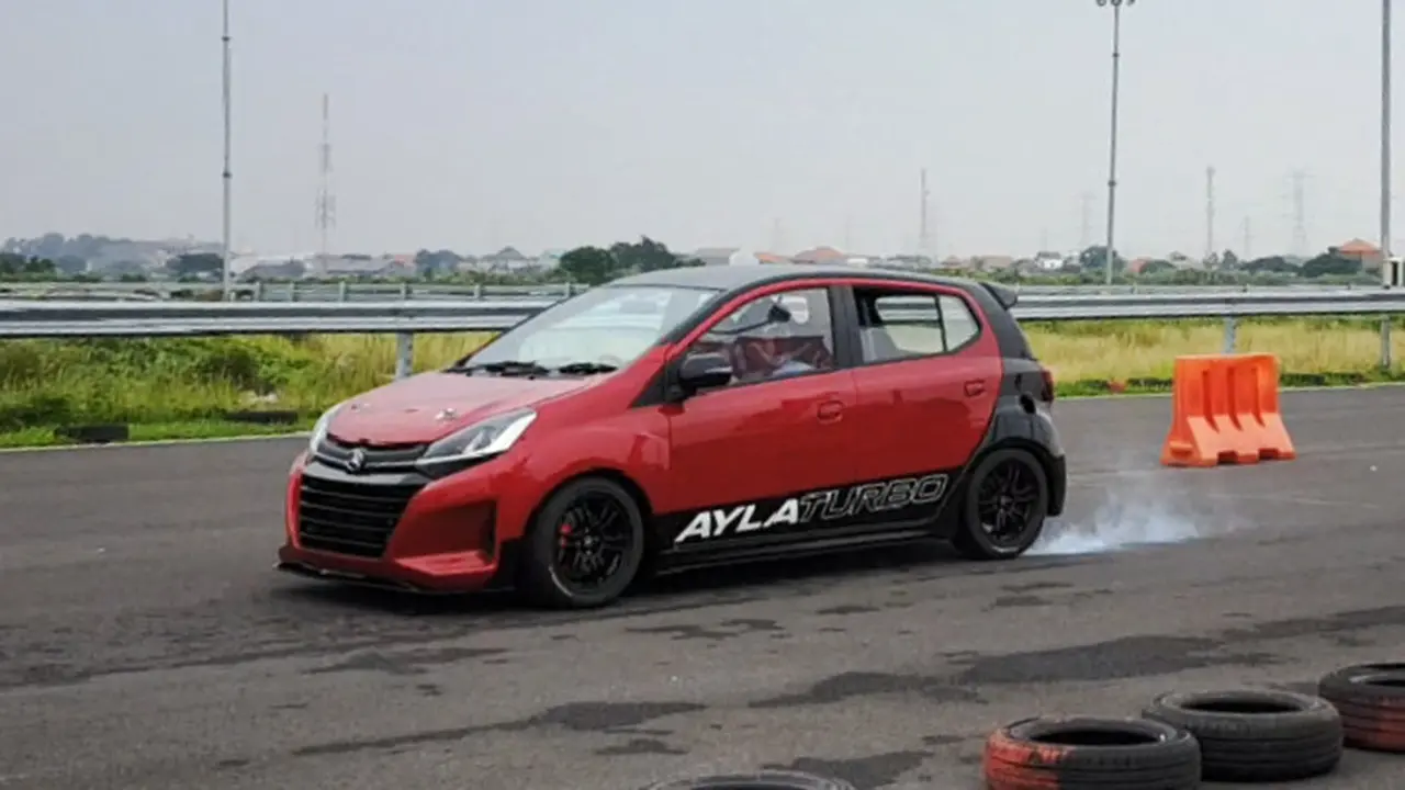 Ayla Turbo saat di uji coba di Sirkuit GBT Surabaya dan membawa rekan media untuk merasakan impresi dan performa mobil ini