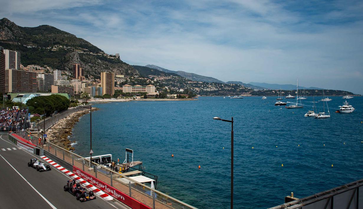 Pebalap Toro Rosso, Daniil Kvyat, melintas dekat pantai saat latihan bebas F1 GP Monako, (26/5/2016). (AFP/Andrej Isakovic)