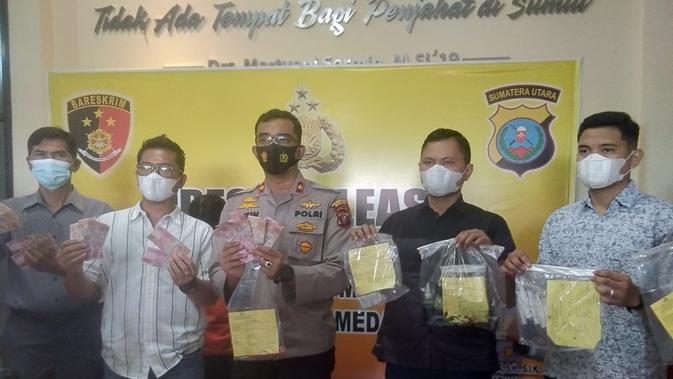 Polisi menunjukkan sejumlah barana bukti kasus peredaran uang palsu di Medan