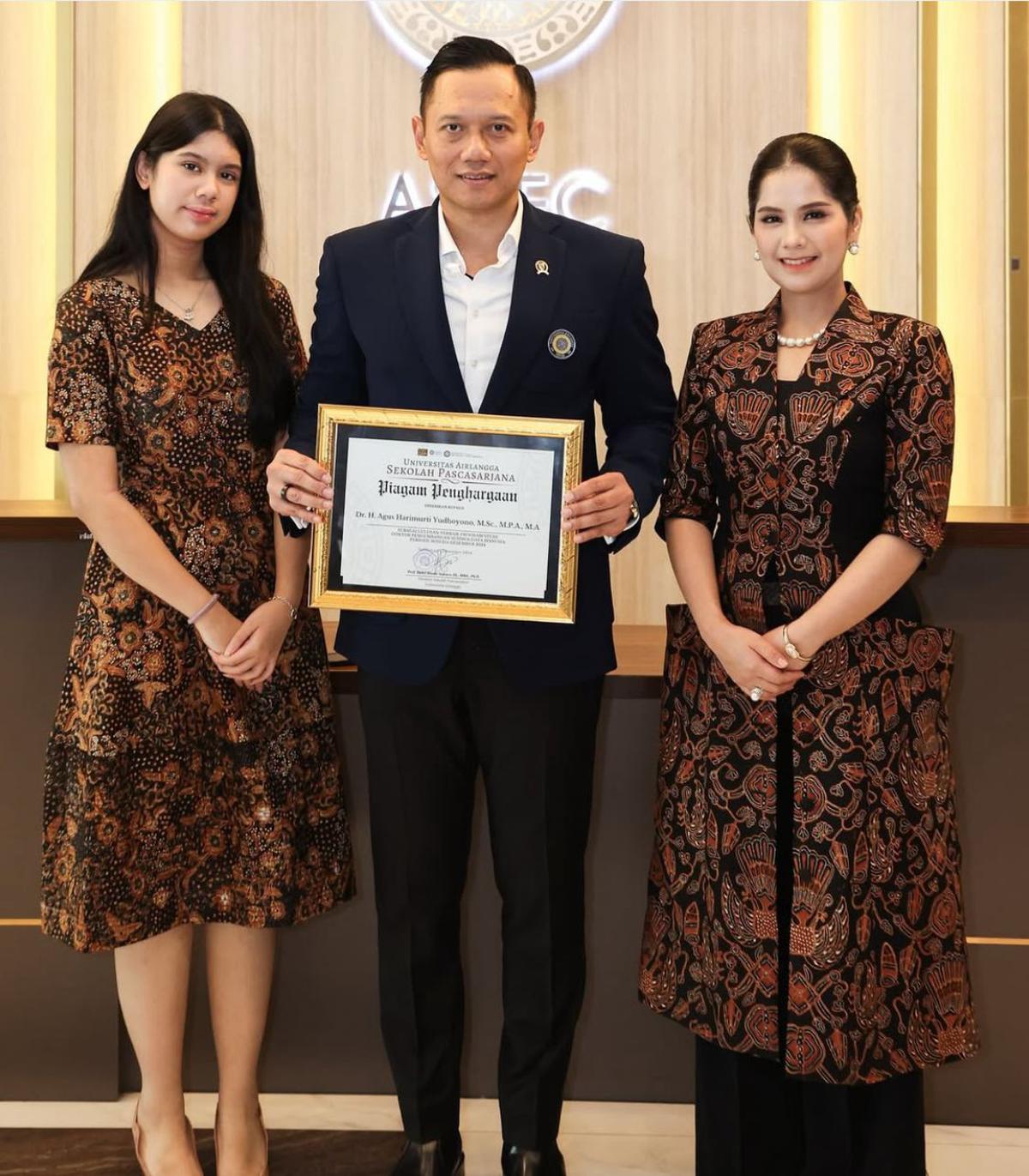7 Potret Annisa Pohan Setia Dampingi AHY Wisuda, Sorotan Kecantikan dan Keharmonisan Keluarga yang Memukau