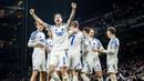 Pemain FC Copenhagen, Kevin Diks (depan) melakukan selebrasi setelah mencetak gol kedua timnya ke gawang Heart of Midlothian pada laga lanjutan UEFA Conference League 2024/2025 di Parken Stadium, Copenhagen, Denmark, Jumat (13/12/2024). (AP Photo/Ritzau Scanpix/Mads Clauss Rasmussen)