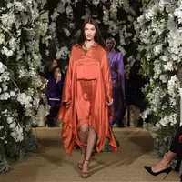 Bella Hadid, terkenal sebagai model papan atas ini untuk pertama kalinya tampil berbicara soal agama. Ia juga menceritakan sosok ayahnya yang lahir sebagai Muslim dan Bella pun mengungkap kebanggaannya itu. (AFP/Bintang.com)